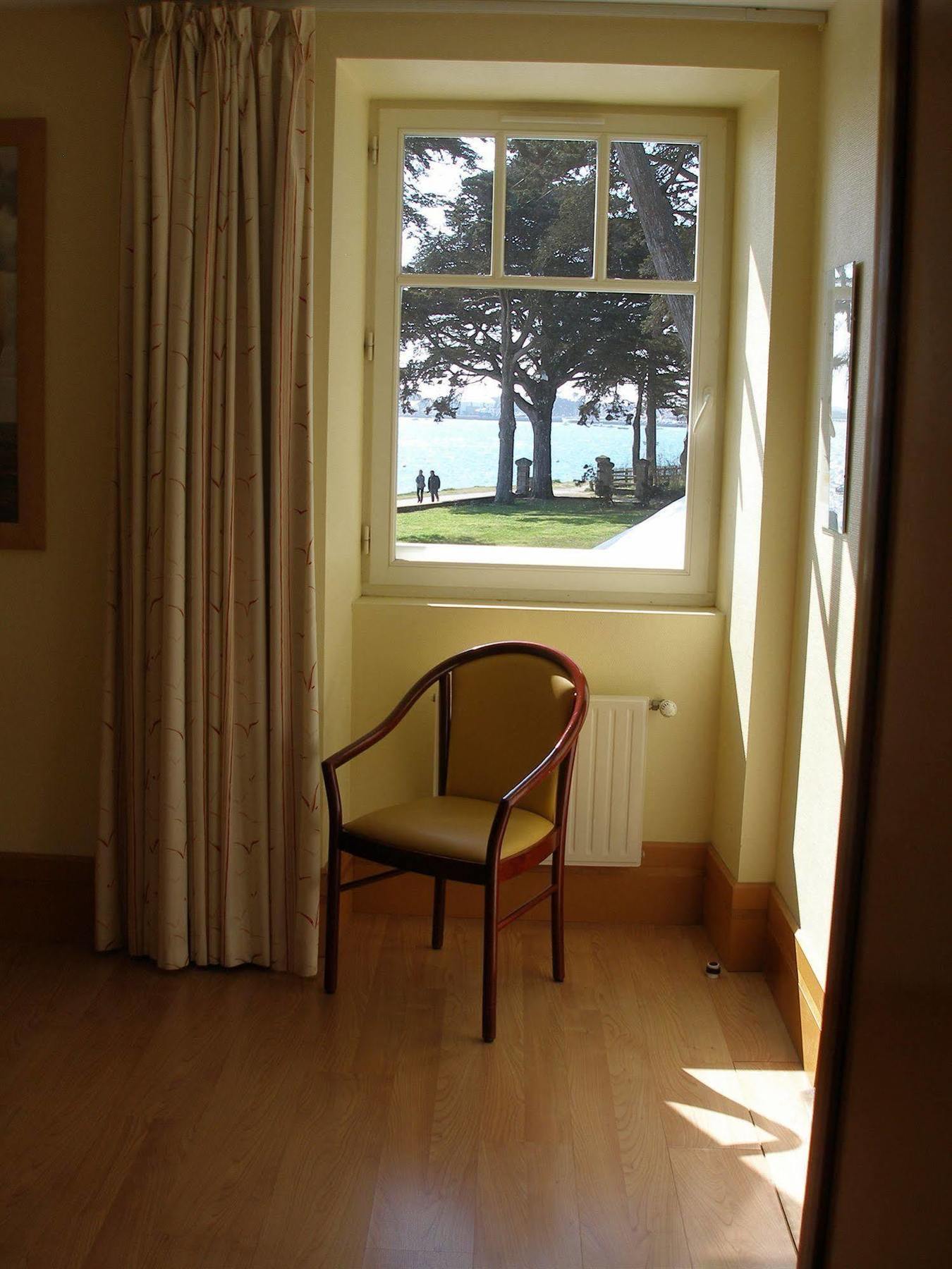 Hotel De Pen Bron Льо Кроази Екстериор снимка