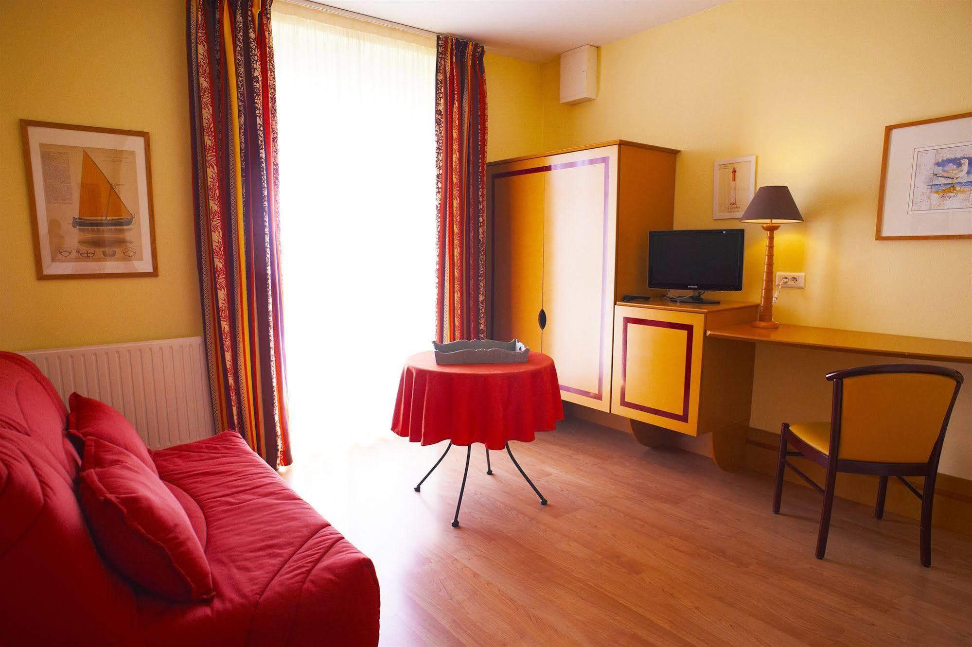 Hotel De Pen Bron Льо Кроази Екстериор снимка