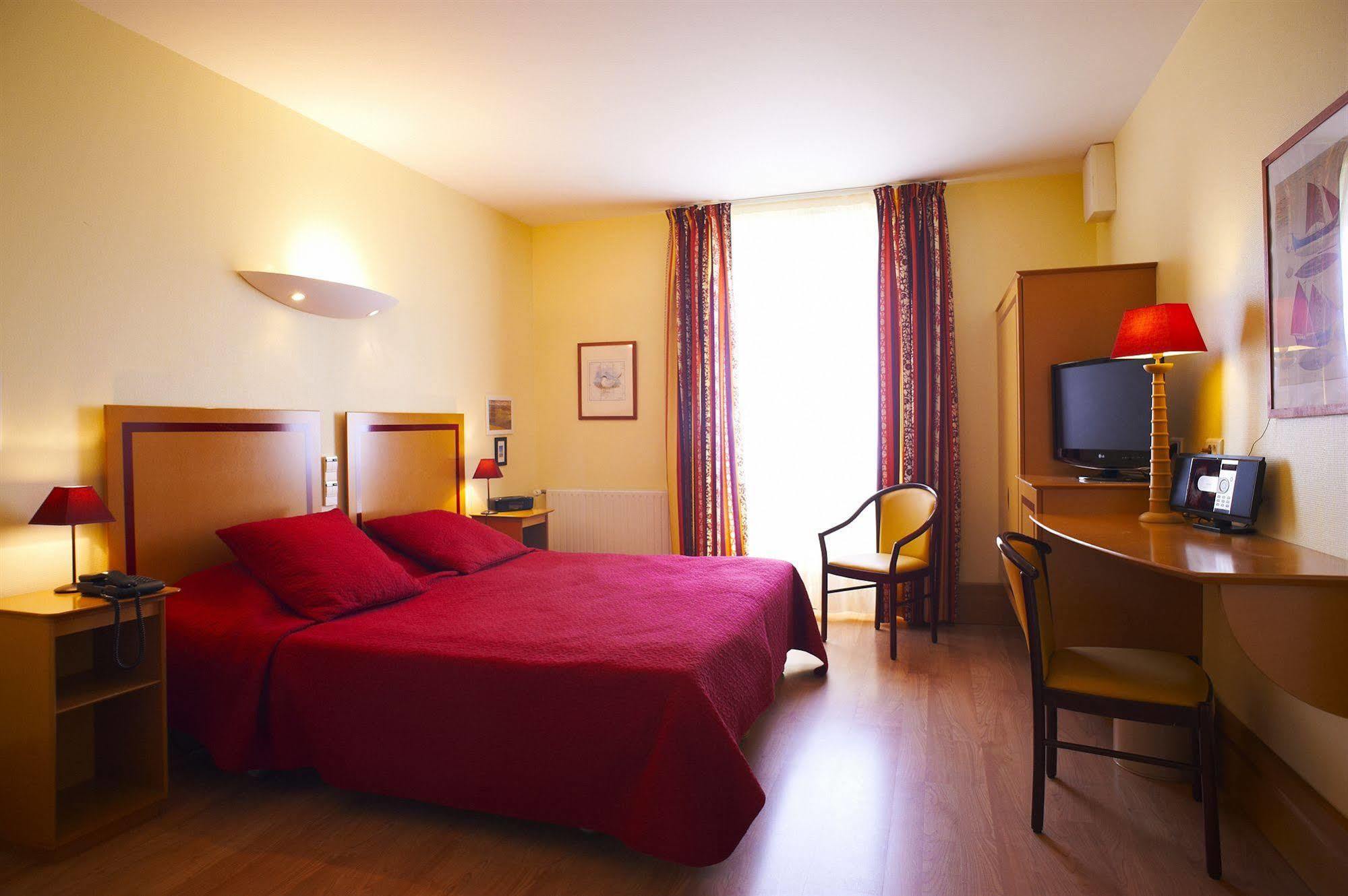 Hotel De Pen Bron Льо Кроази Екстериор снимка